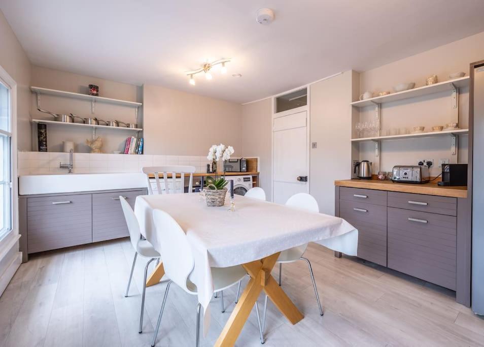 Beautiful & Spacious Retreat In Winchester Bagian luar foto
